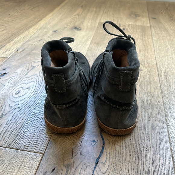 Reid Ugg boots. Worn once! - Picture 5 of 8